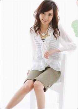 搭配Tips：纯白色衬衫搭配冷色调中裤，中性的特色中透着活泼气息。