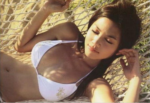 香港靓模周秀娜，海滩演绎性感时光
