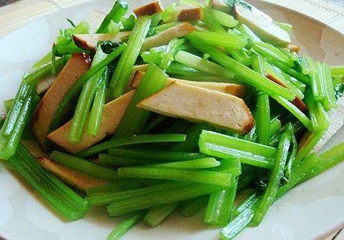 芹菜叶所含的营养素比茎多