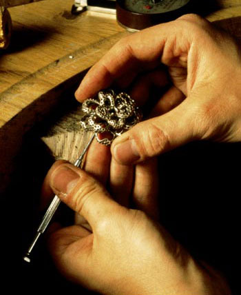 香奈儿的工匠正在精心雕琢山茶花瓣的优美弧线