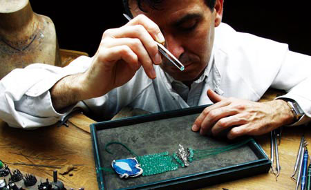 卡地亚熟练的镶嵌专家采用独家技巧将宝石固定到珠宝上，进行由蜡到金属的转换。
