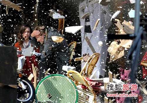 法国巴黎:路边咖啡馆瞬间灰飞烟灭