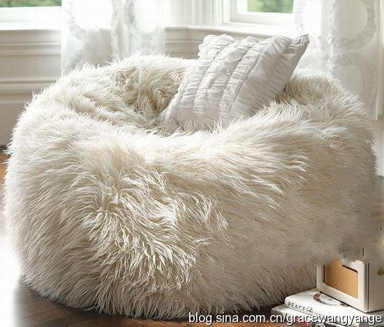 乳白色的羊毛绒，很可爱时尚的一款沙发，光是看着它就有一种温暖的感觉