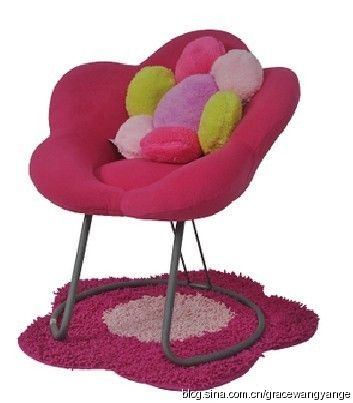 温馨浪漫的电脑椅，花瓣型的椅背加上花瓣型的靠垫，是公主房不可缺少的一抹亮色