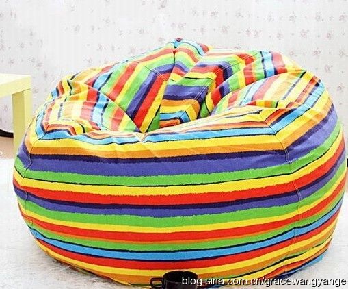 彩虹条纹的纯棉沙发，给人色彩艳丽的视觉冲击力，放到家里会感觉生活都是丰富多彩的