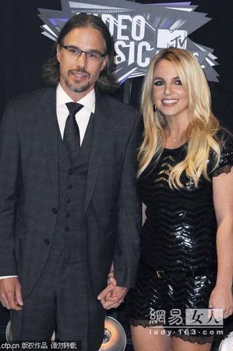布兰妮(Britney Spears)与经纪人男友杰森-崔威克