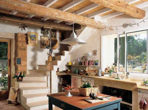 这种最为传统最为常见的钢混楼梯在富有乡村气息的家居装饰中，显得尤为朴实、厚重，却也别有一番风味