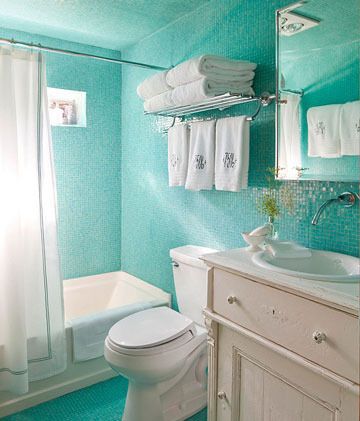 从天花板到墙面，再到地面，整个卫浴间被蓝色的马赛克所包围。纯净的湖蓝色，加上灯光的投影和水的反射，让卫浴间如同置身于静谧的湖边，心情也跟着放松下来