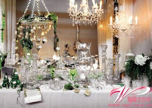 透明水晶材质的餐具酒具营造冰雪主题圣诞餐桌氛围 