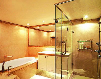 大镜子扩大小浴室视觉空间