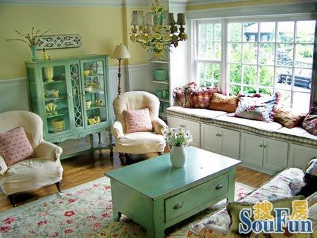 别墅的颜色要丰富多彩一些，舒适的搭配，结合优雅的家具线条，会让客厅里面变得优雅自如