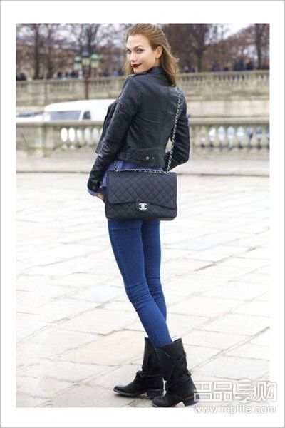 黑色短皮衣搭配蓝色铅笔裤、小香包，很简单的搭配，就非常美了~超模就是超模啊