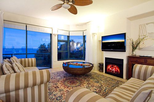 这座三层豪宅位于昆士兰伯利海特海滩，坐落在珊瑚海水畔