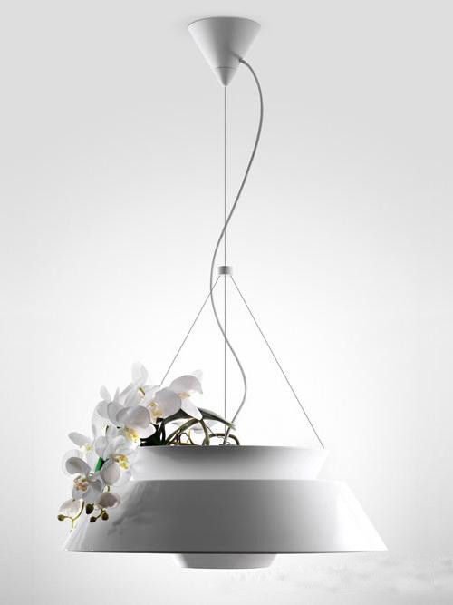 赏心悦目的花盆吊灯设计师Enzo Berti设计的这款花盆吊灯，兼顾了一般家庭的两样必需品：照明和植物。真是一个赏心悦目的设计啊