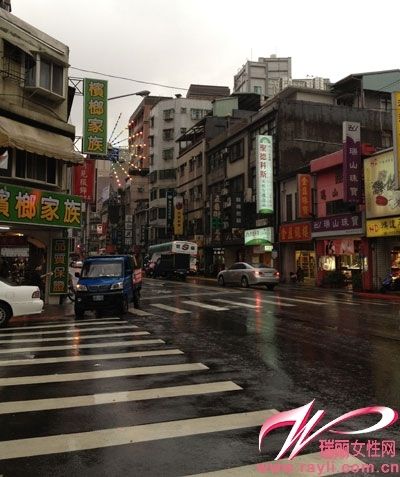 雨中的台北老街道