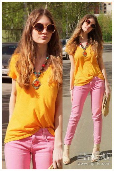 桔黄色T恤塞进嫩粉色铅笔裤里，温暖又很浪漫。
