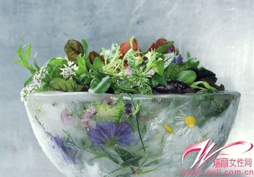 用冰制作沙拉碗