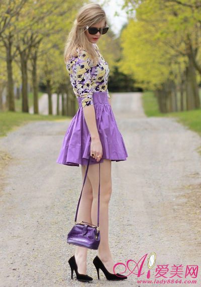 蓬松的高腰短半裙是女性衣橱里春夏的主旋律，紫色能很好的衬托少女无限的活力和清秀的面庞，纤纤细腰和修长美腿都能毫无保留的展现出来。