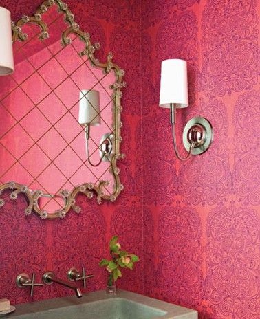红色的印花壁纸，让墙面不单调。一体式的仿石纹水槽，带有更多的自然气质
