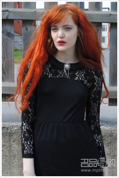 黑色蕾丝连衣裙搭配橘红的发色有种女巫感，很gothic。