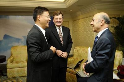 优翔CEO周凯文、欧洲医疗旅行董事长Tim Vicknair与瑞士抗衰老专家塔瓦索利交流医疗旅行发展现状