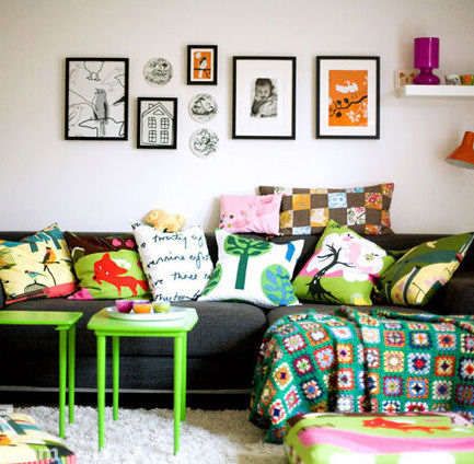 色彩丰富的沙发区，能给人以动感和活力的感觉