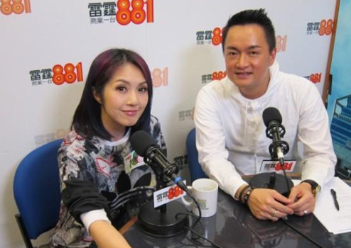 　　据香港媒体报道，艺人杨千嬅在电台录音访问中自爆