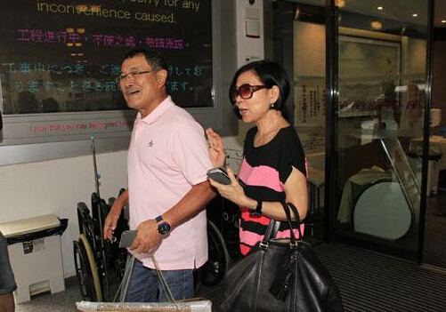 　　据香港媒体报道，艺人刘丹今日偕同妻子，以及杨幂
